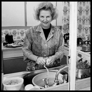 rare-photograph-margaret-thatcher-kitchen-sink-by-arthur-steel