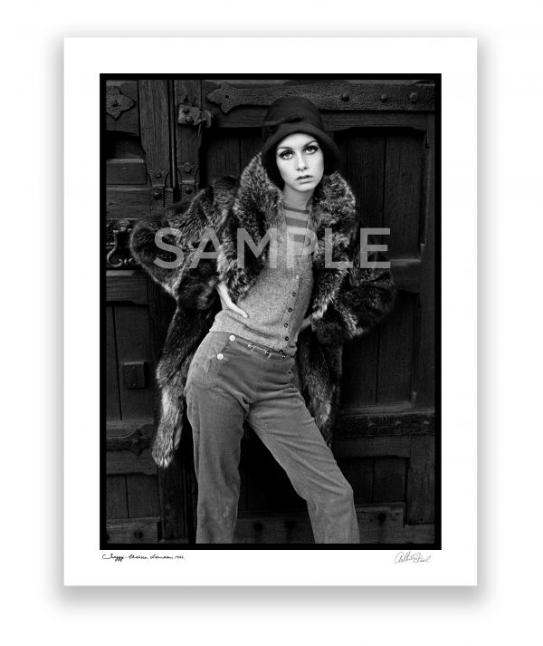 an exclusive black and white photograph of twiggy by british photojournalist arthur steel